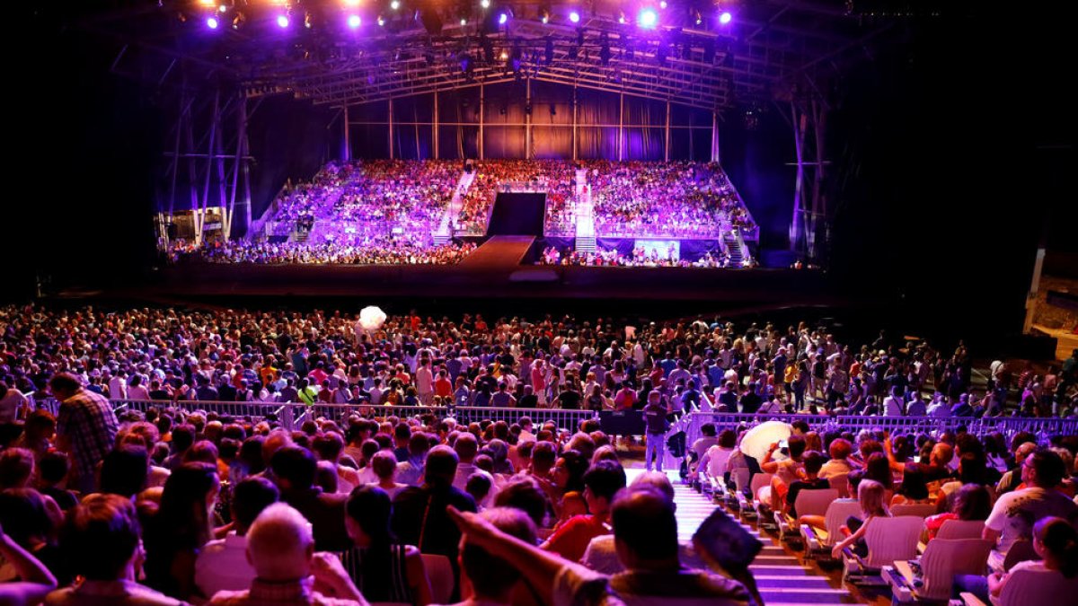 Turistes assistint a un espectacle del Cirque.