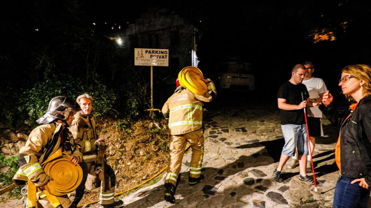 Els bombers van haver de tirar molts metres de mànega a l'incendi de dimarts.
