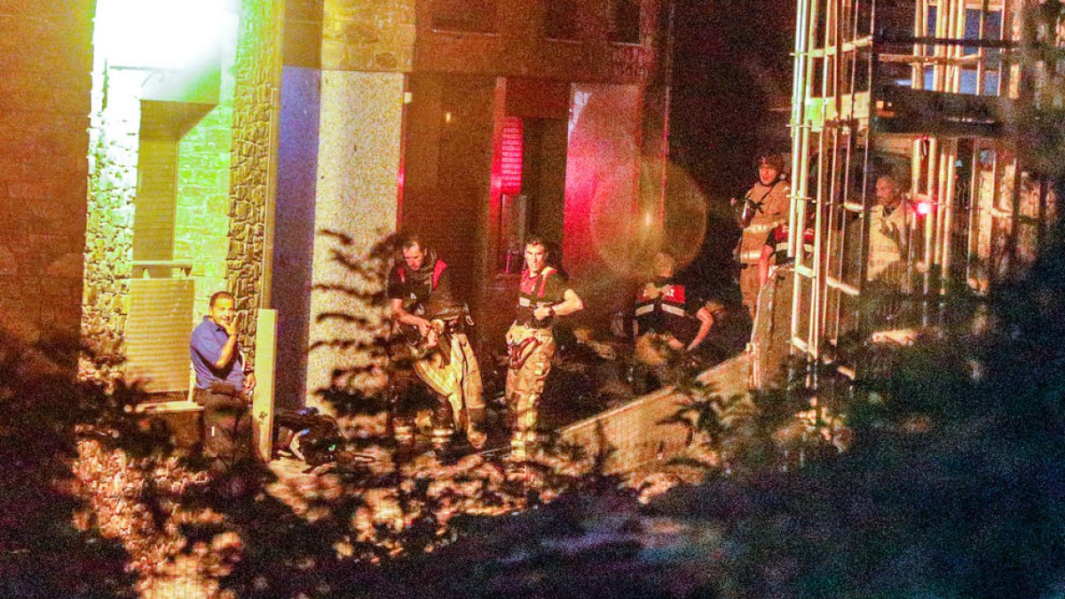 Efectius dels bombers treballant en les tasques d'extinció de l'incendi.