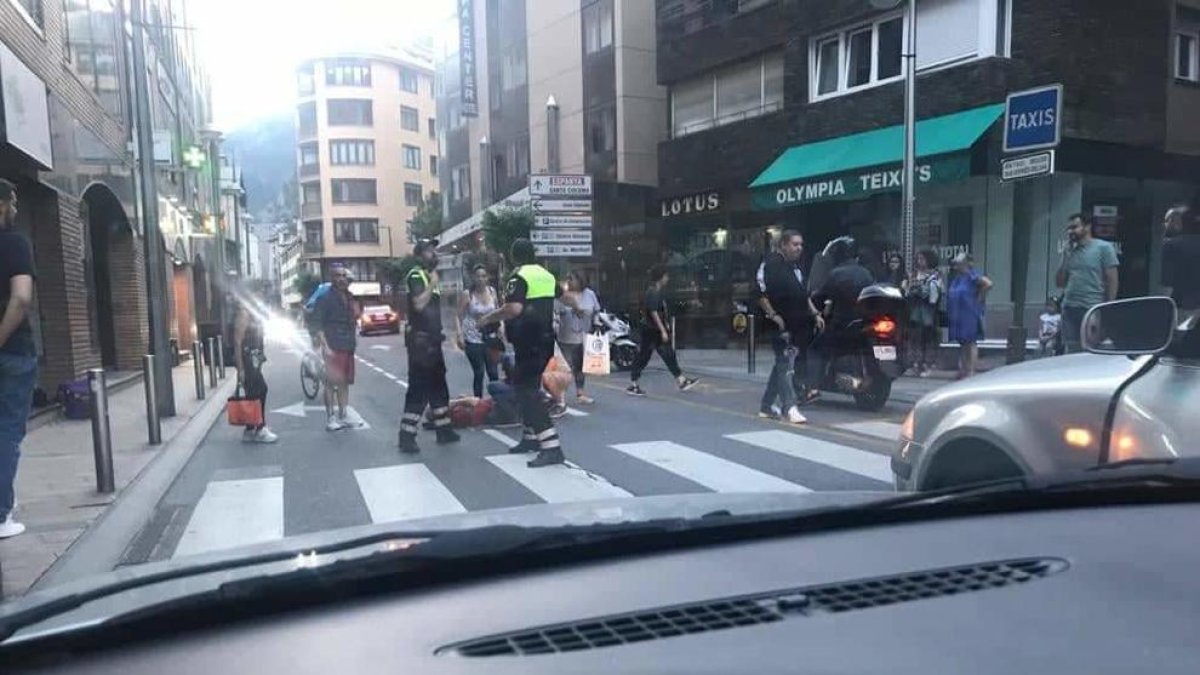 La policia atenent la víctima.
