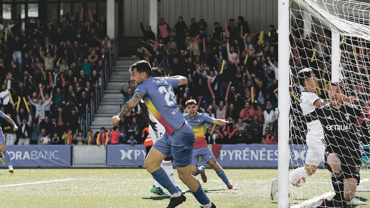 Àlex Pastor celebrant un gol contra l'Albacete.