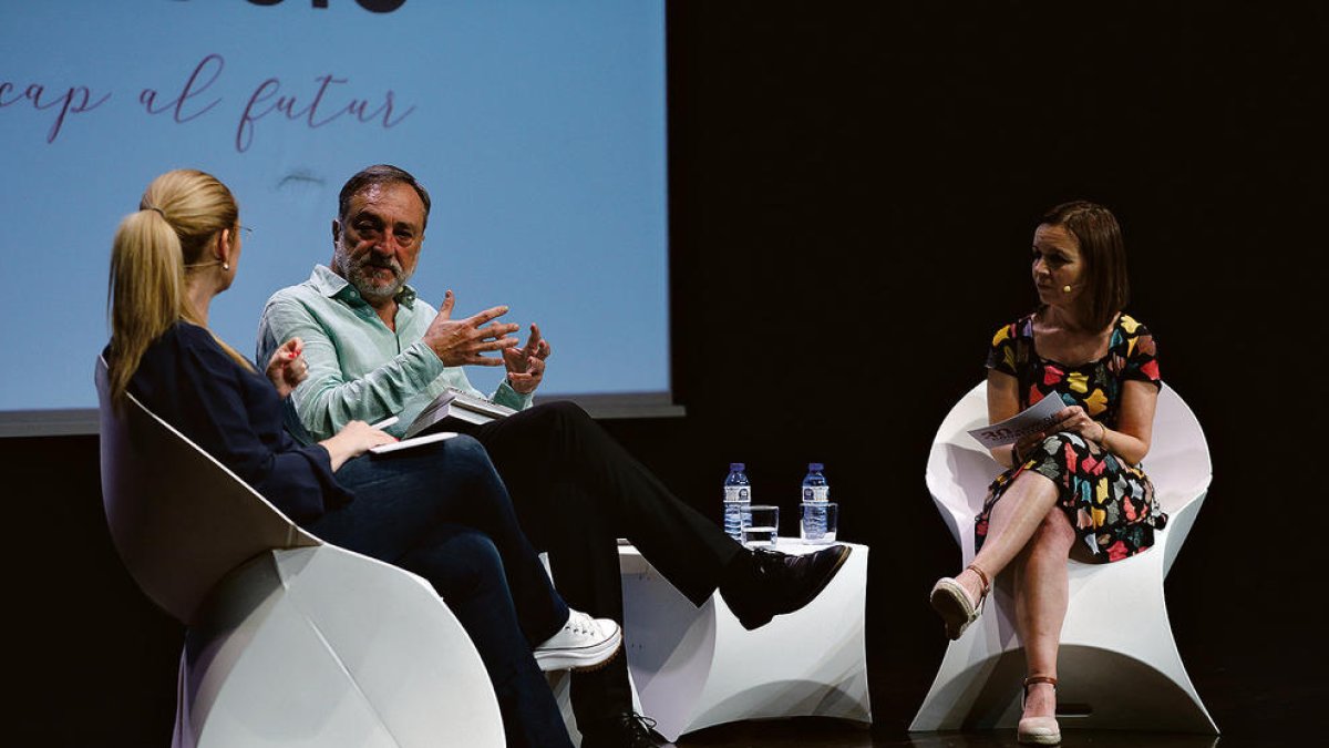 Marc Vila i Marta Pujol durant el debat.