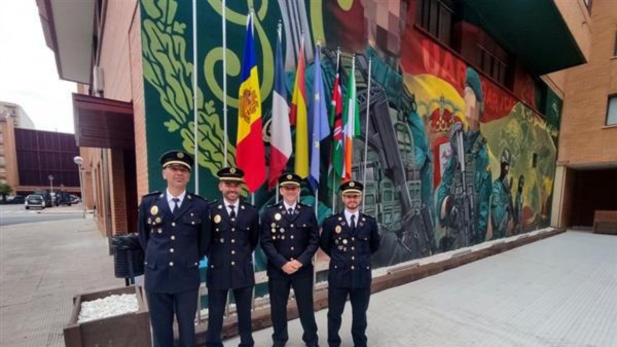 Els dos sergents i dos agents de la Unitat d'intervenció Tècnica que han superat el curs
