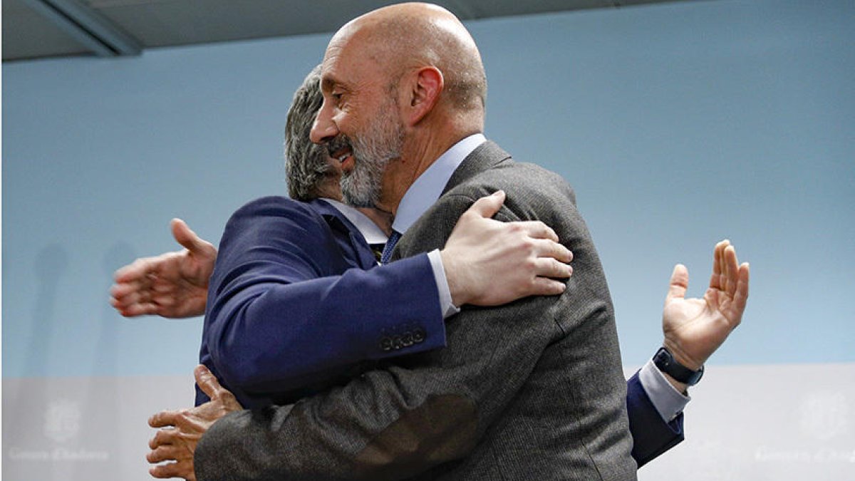 Eric Jover, amb la corbata del ministre de Salut, i Benazet en la roda de premsa.