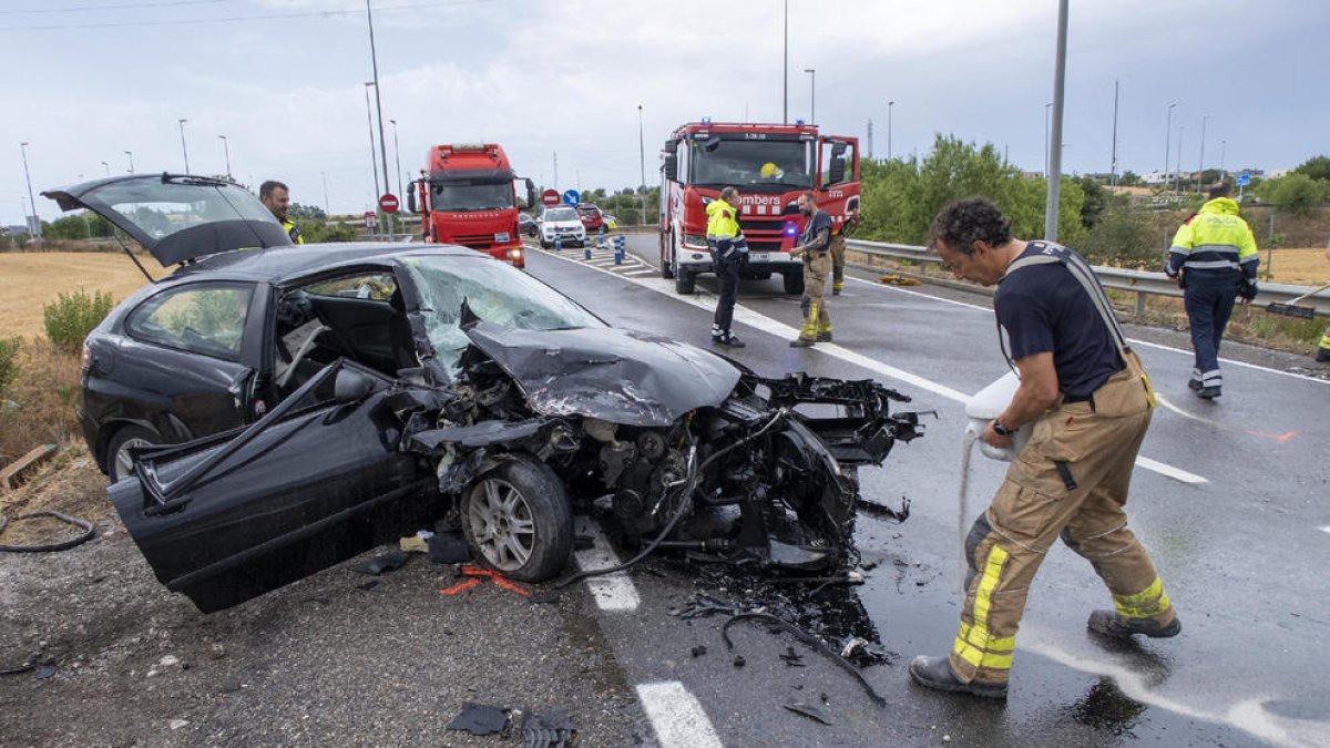 Estat en què va quedar un dels cotxes implicats en el xoc frontal a Cervera