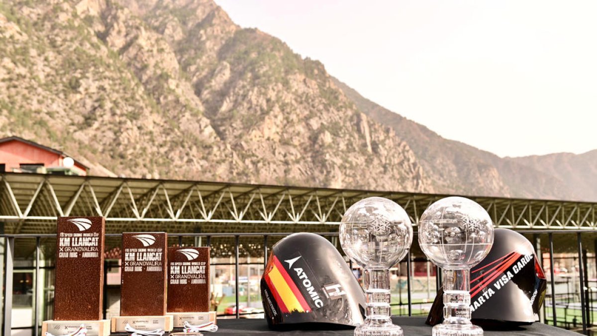 Globus de Cristall i trofeus.