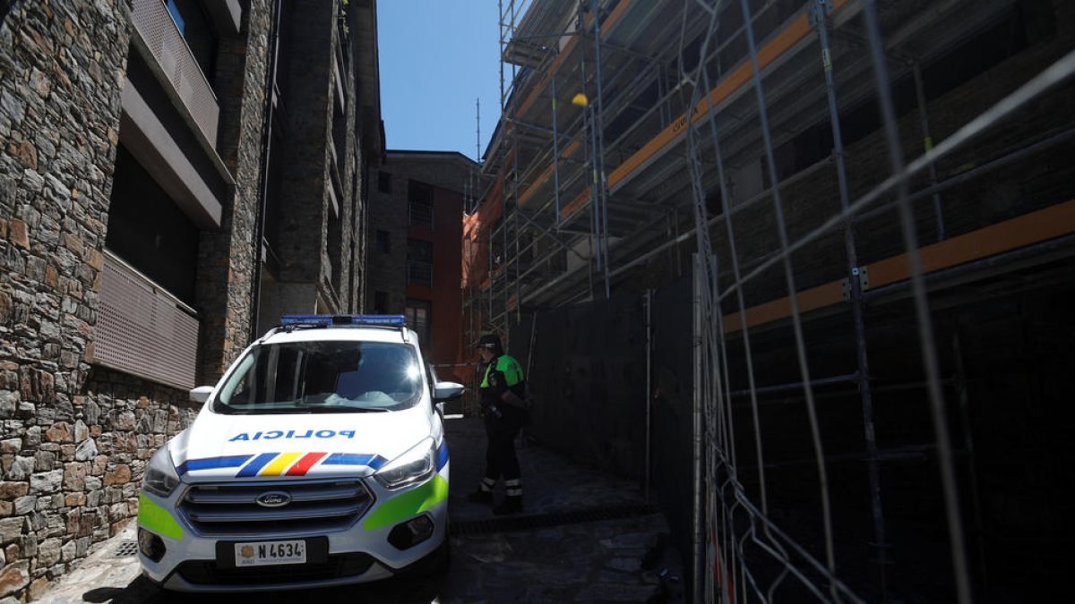 Un cotxe policial davant de l'edifici afectat per l'incendi de dimarts.