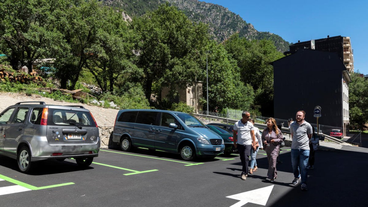 Conxita Marsol durant la visita al nou aparcament Malreu.