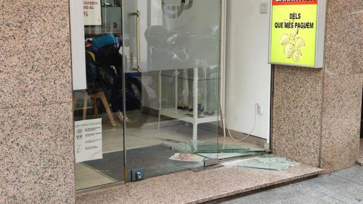 Els propietaris del local van trobar el vidre trencat.
