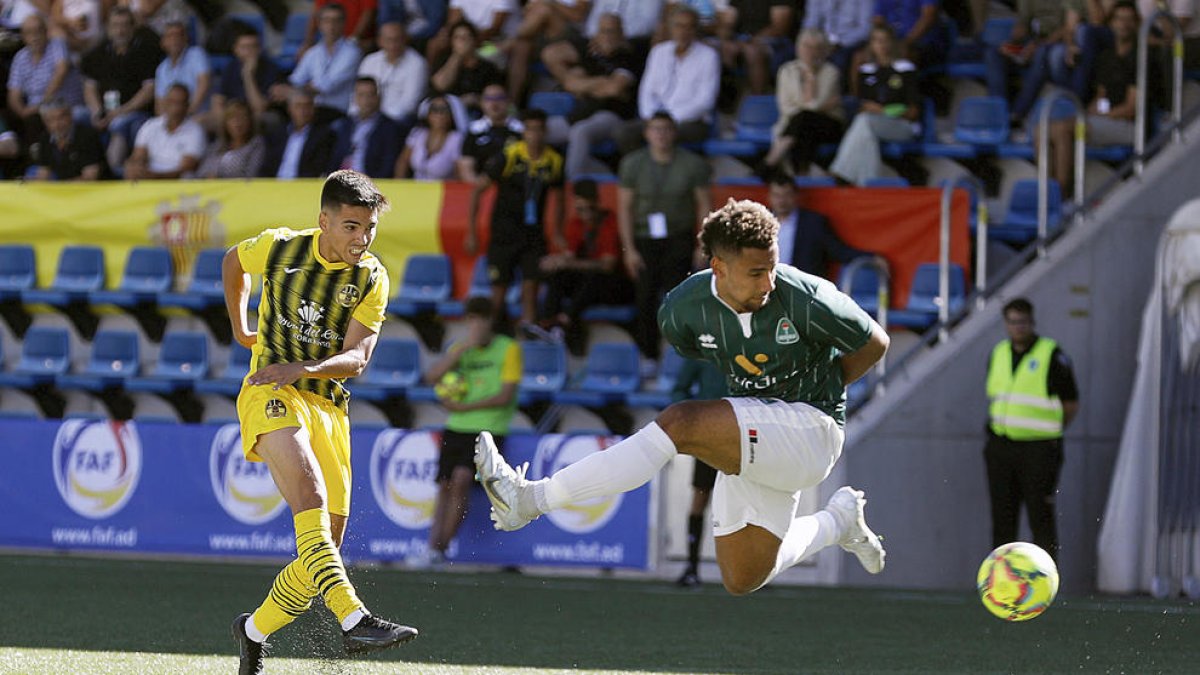Una acció del partit d'ahir a l'Estadi Nacional.