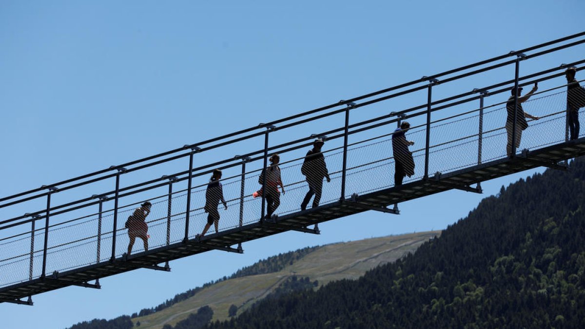 800 visitants al pont el primer dia d'obertura