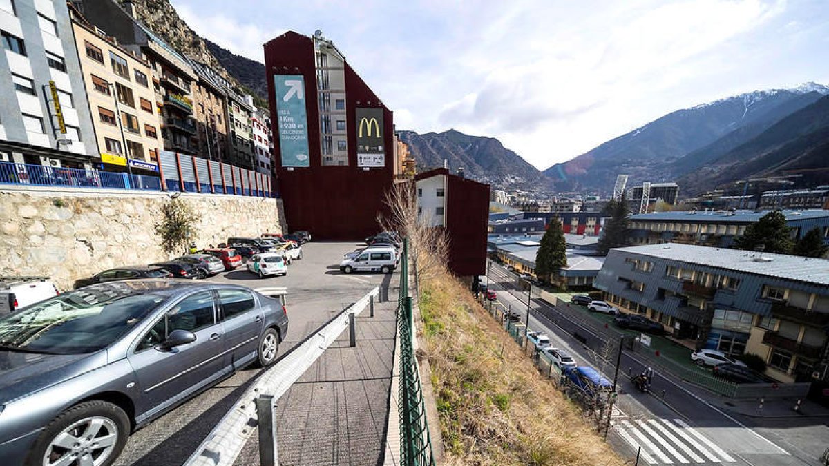 Tancament de l'aparcament de l'Avinguda Santa Coloma per obres.