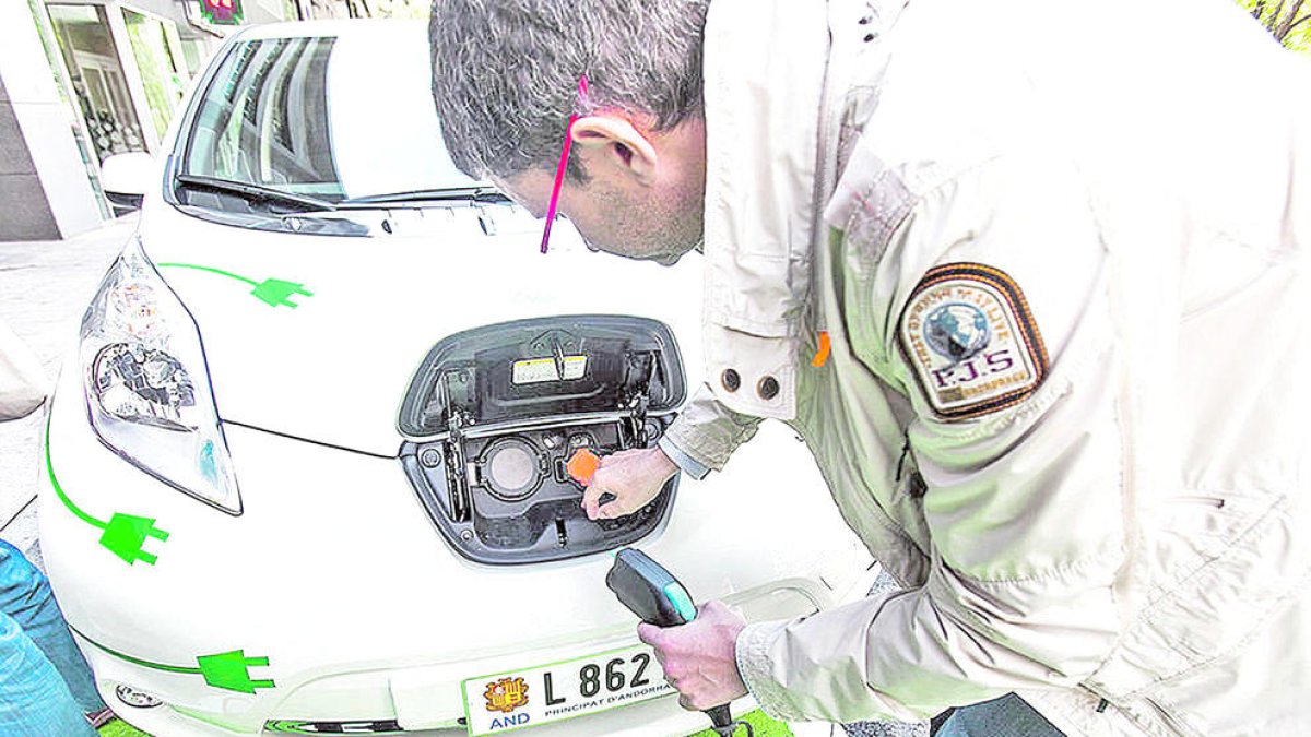 Un vehicle elèctric estacionat mentre es carrega.