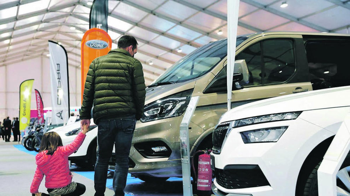 Cotxes exposats a la fira.