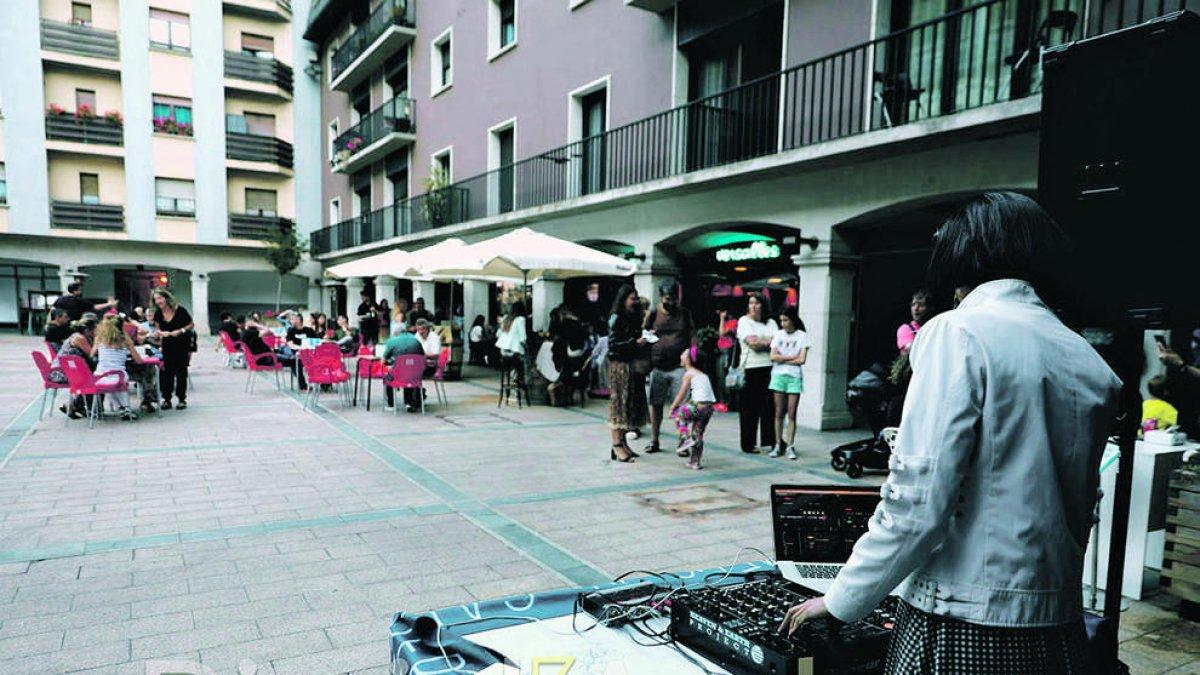 DJ Madam, ahir a la plaça Guillemó.