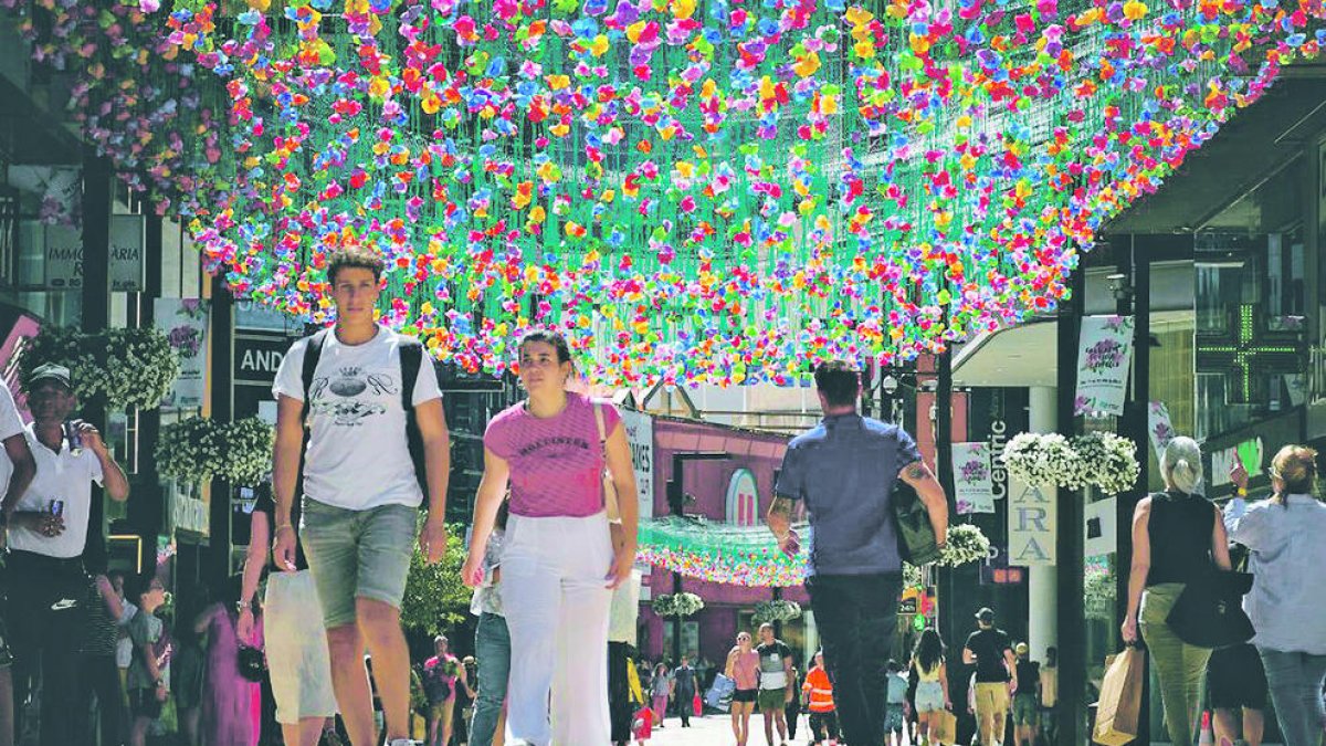 Turistes passejant-se per l'avinguda Meritxell d'Andorra la Vella.