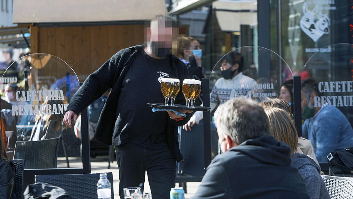 Un cambrer en una terrassa.