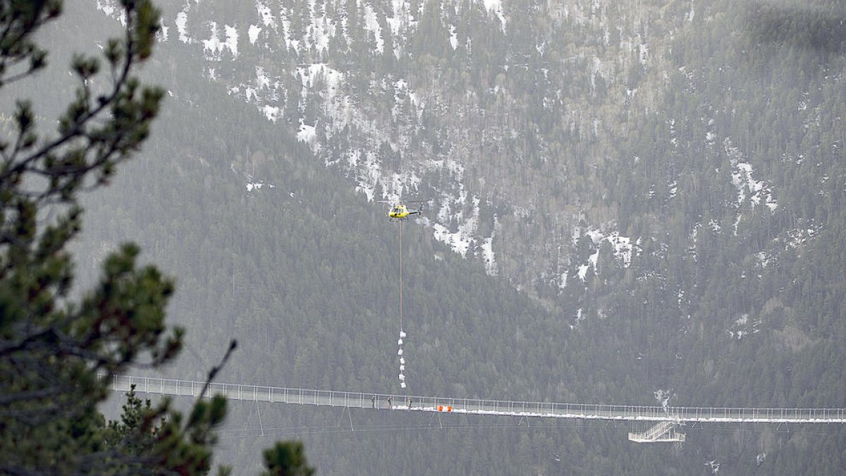 Un helicòpter descarregant sacs de terra a la passarel·la en la prova de càrrega.