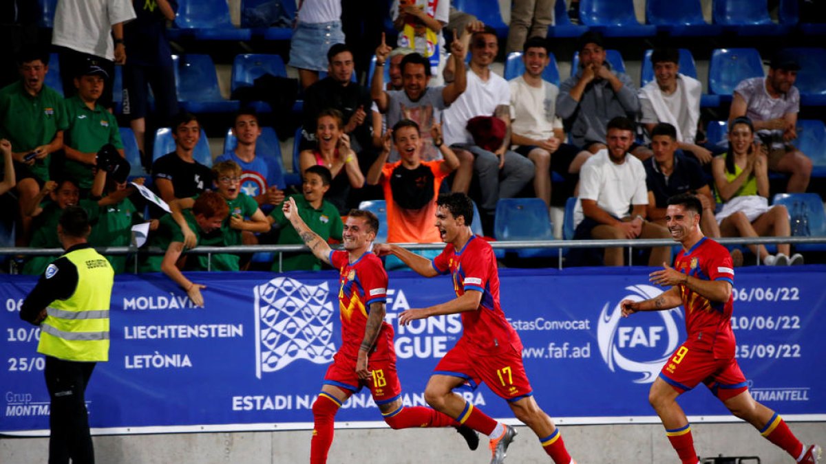 Els jugadors de la selecció celebren el 2-0 obra de Chus Rubio.