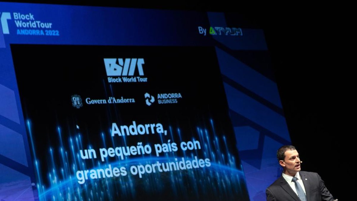 El ministre Gallardo en la inauguració del congrés internacional de blockchain