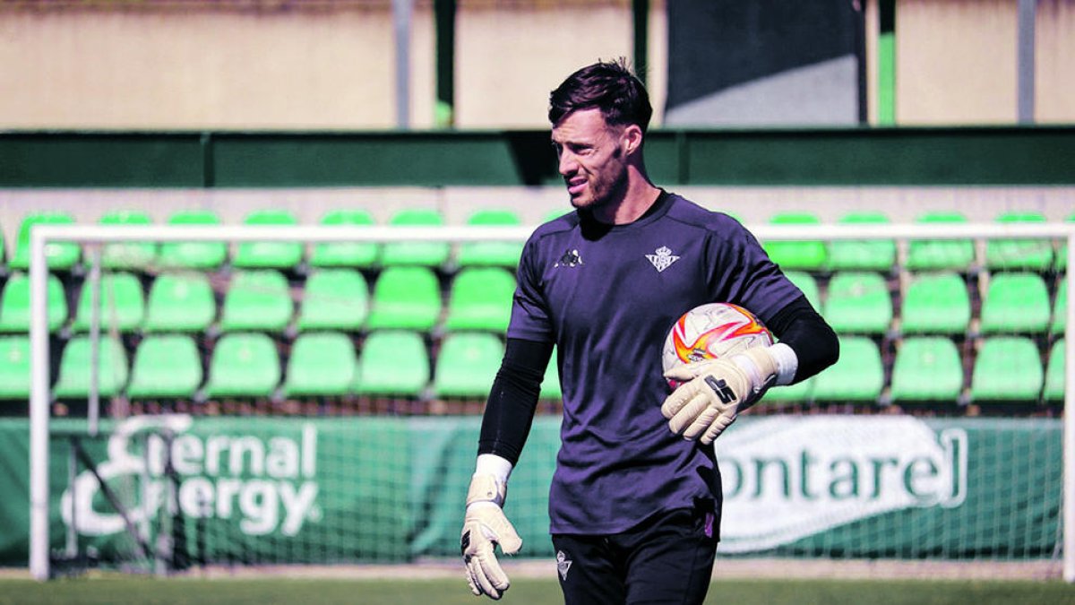 Marc Vidal, en un entrenament amb la samarreta del Betis.
