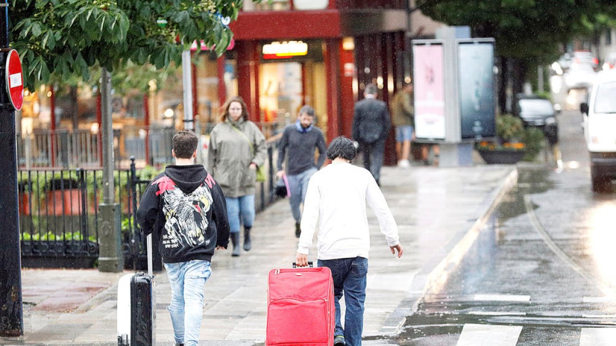 Turistes amb maletes a la capital.