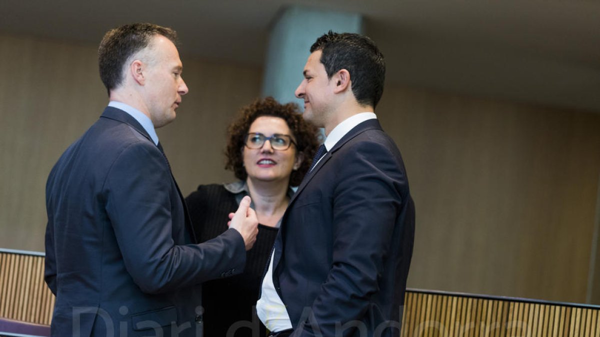 Ferran Costa, Judith Pallarés i Jordi Gallardo conversant al Consell General.