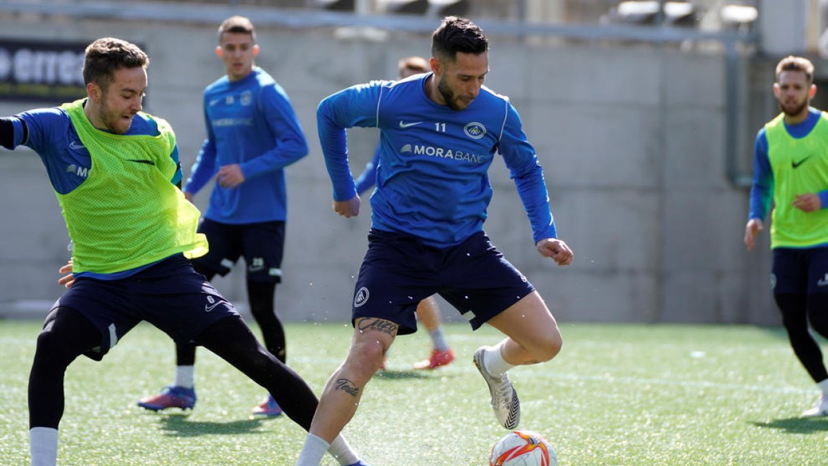 Marc Fernández i Aguado lluitant per la pilota en la darrera sessió preparatòria de l'FC Andorra al país.