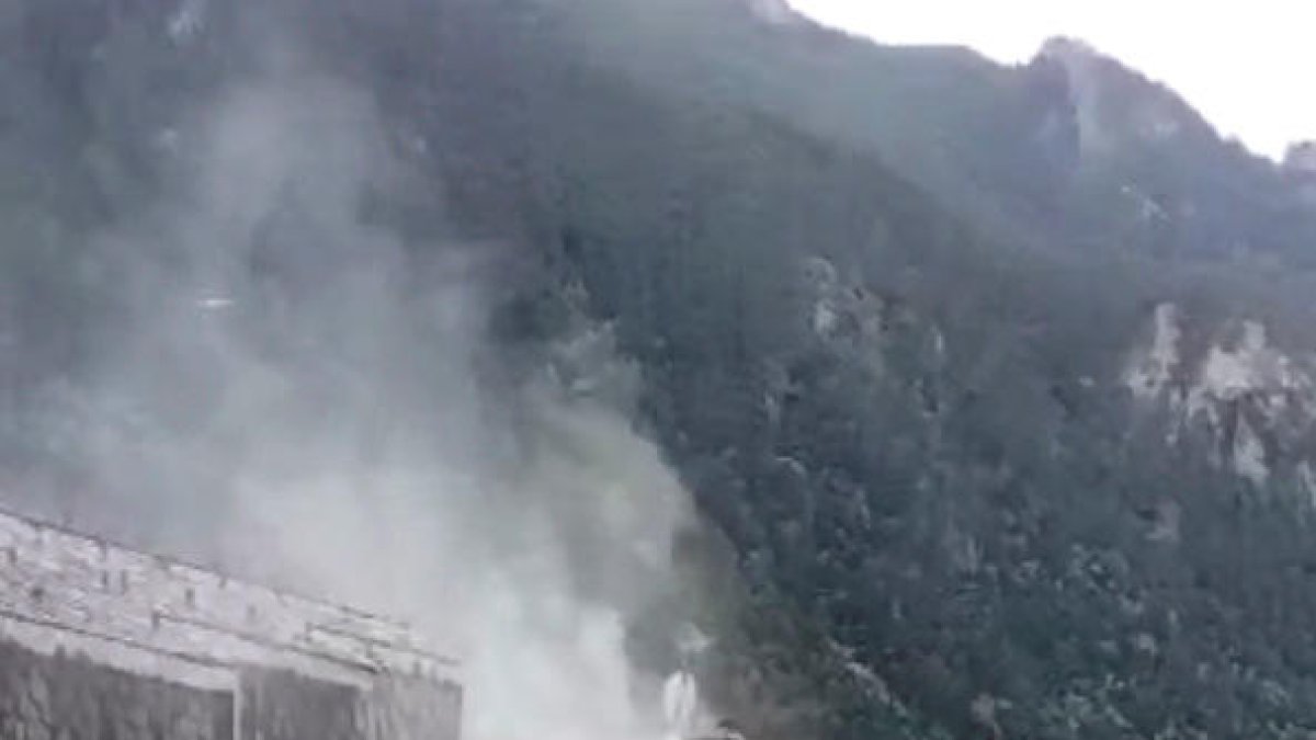 El fum sortint per la finestra de l'habitatge.