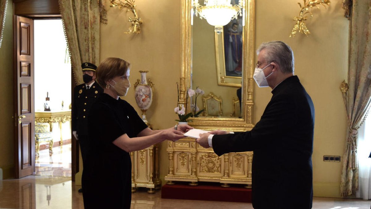 Lliurament a Vives de 12 cartes credencials