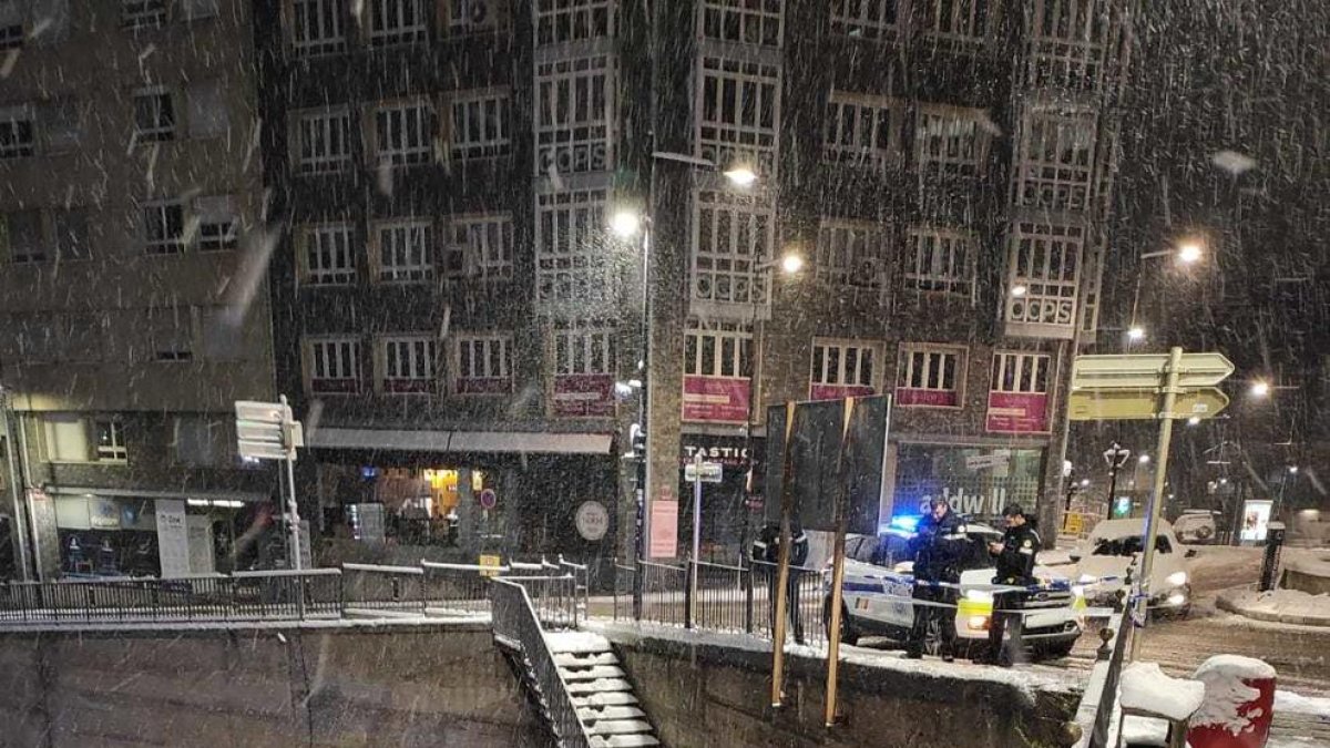 El vehicle s'ha precipitat fins a l'aparcament de la plaça de Braus