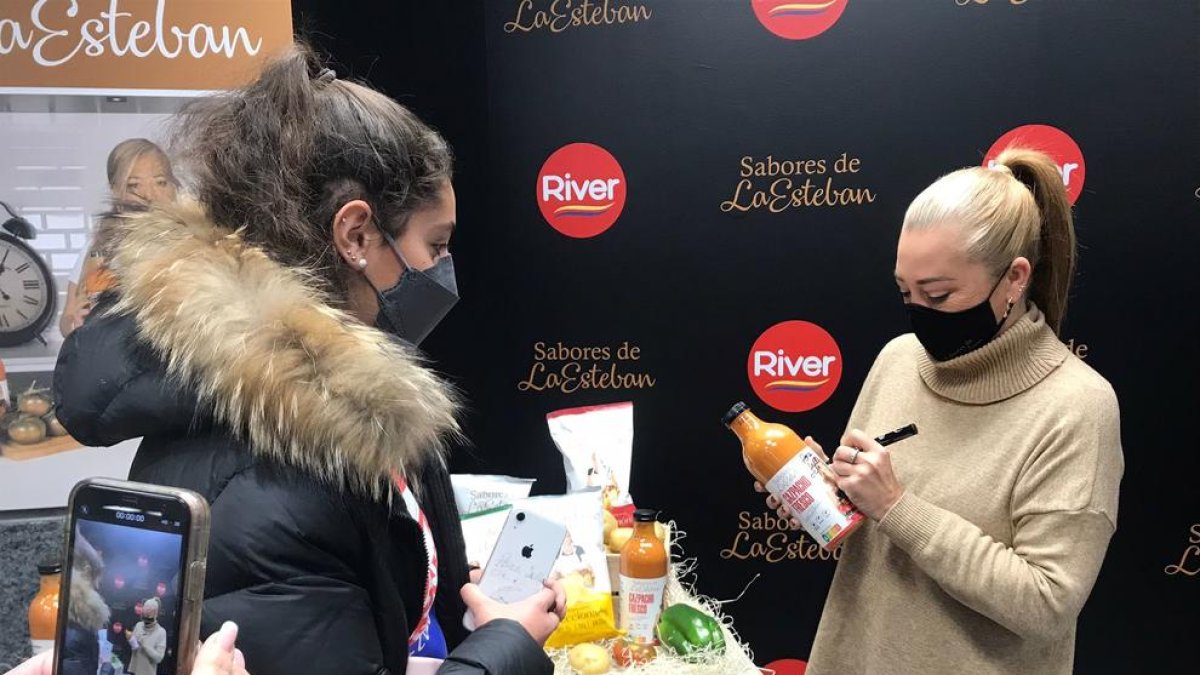 Belén Esteban presenta els seus nous productes al centre River