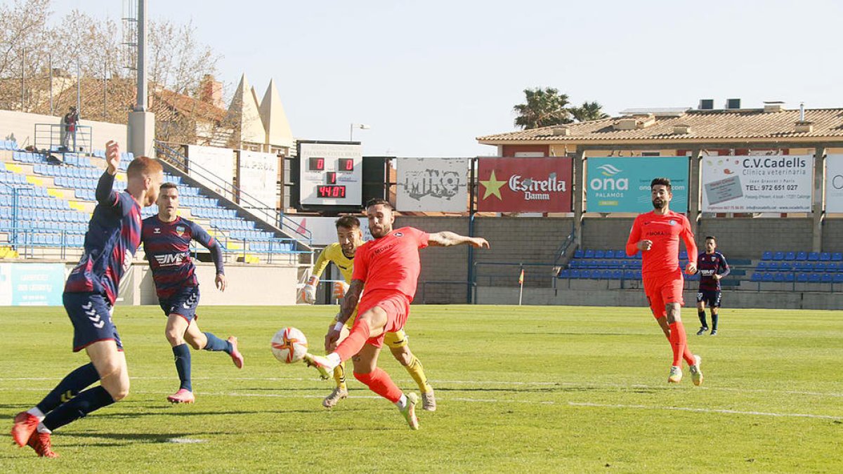 Un moment del partit disputat ahir a la tarda a Palamós.