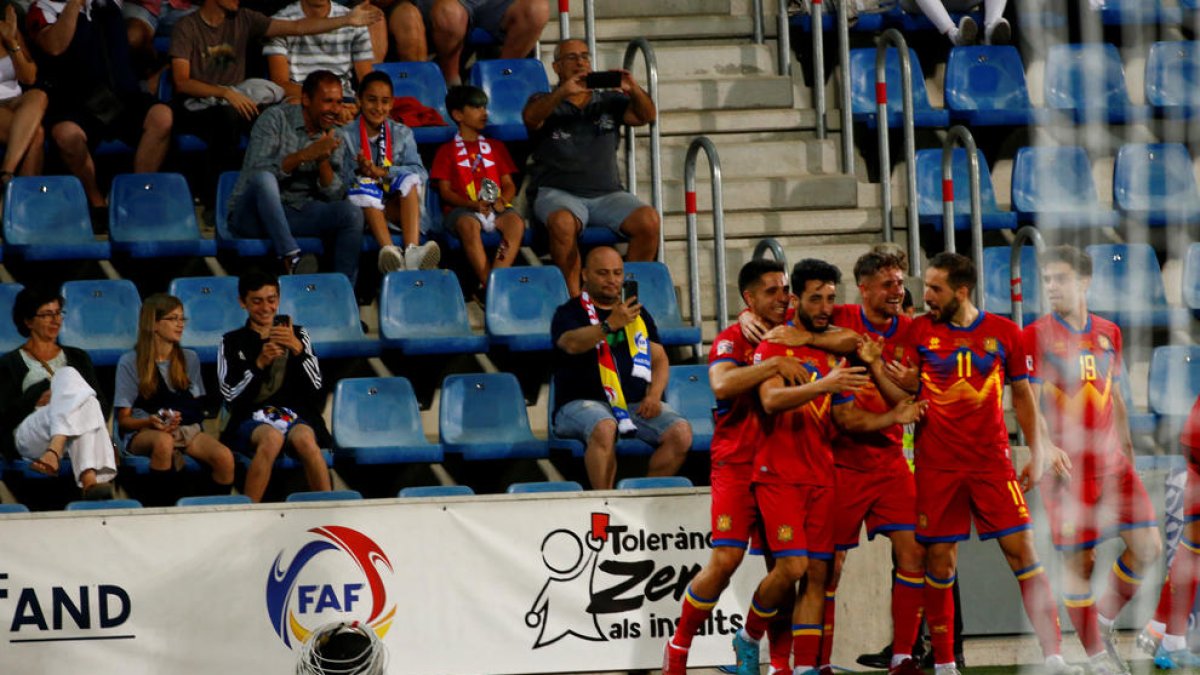 Els jugadors tricolros celebren l'1-0 d'Aláez contra Liechtenstein.