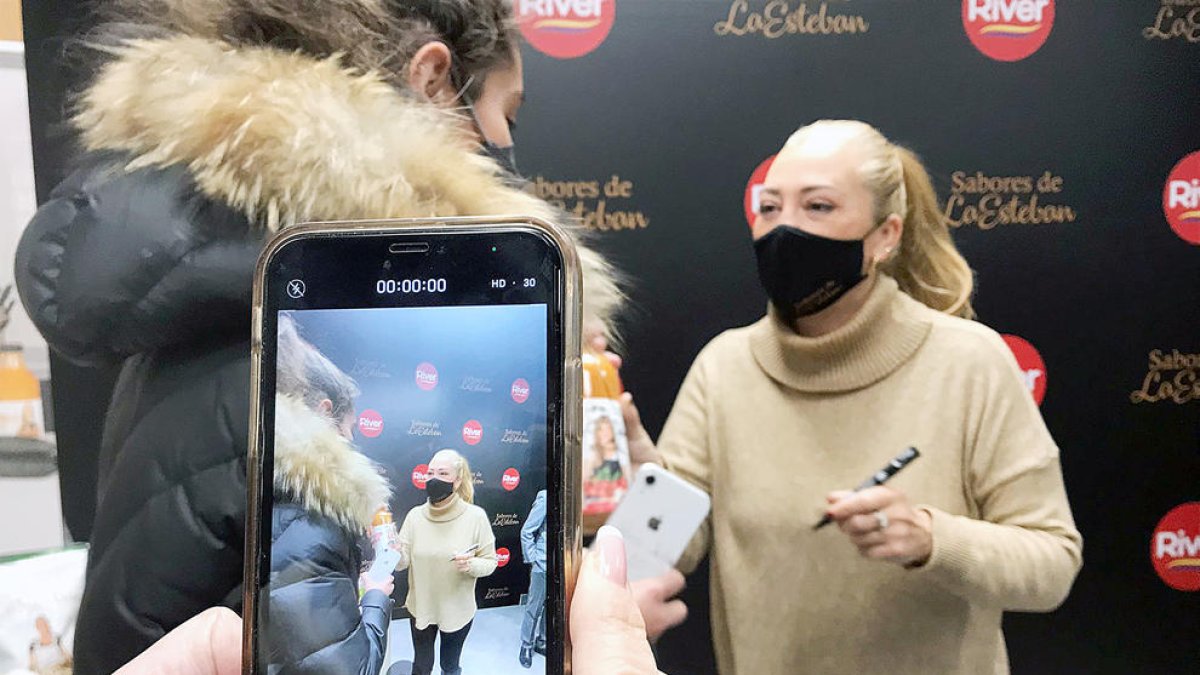 Belén Esteban va signar els pots de gaspatxo i les carcasses de mòbil dels fans.