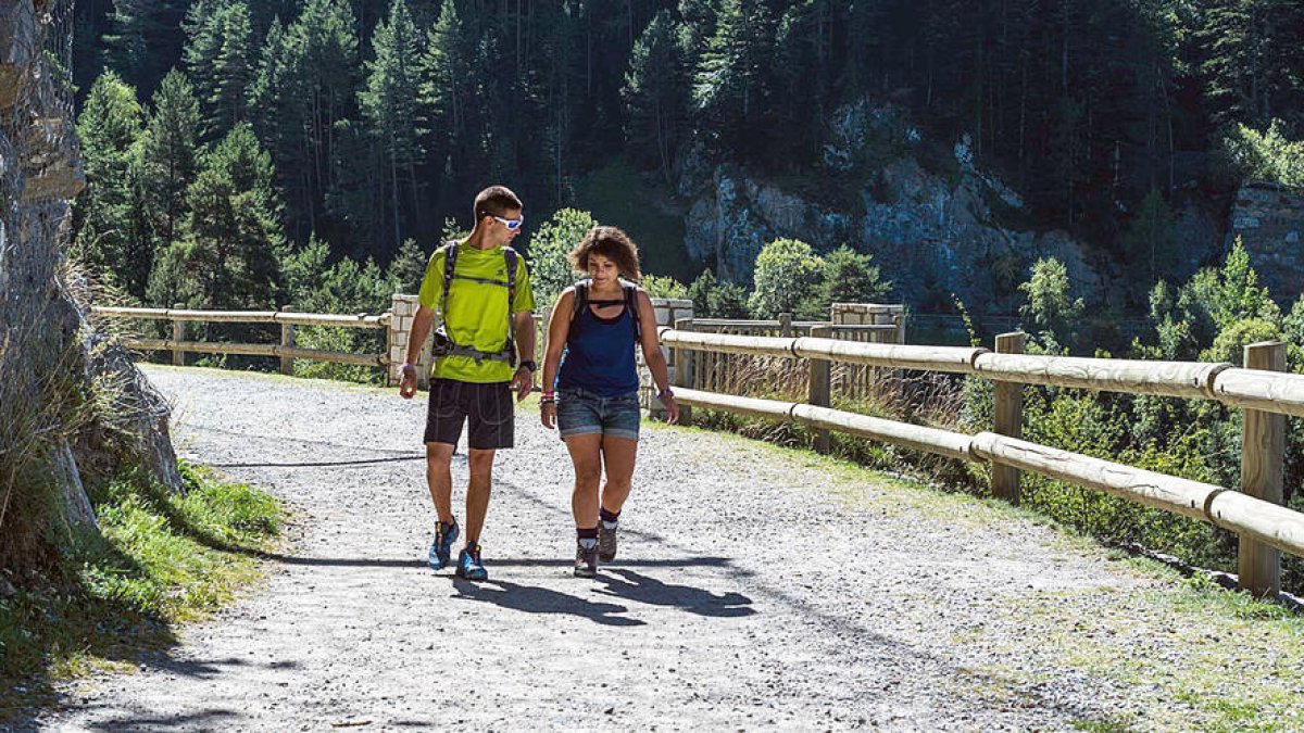 Dos excursionistes al camí de les Pardines.