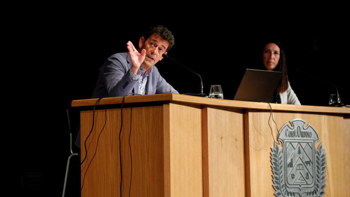 Mortés i Choy a la reunió de poble.