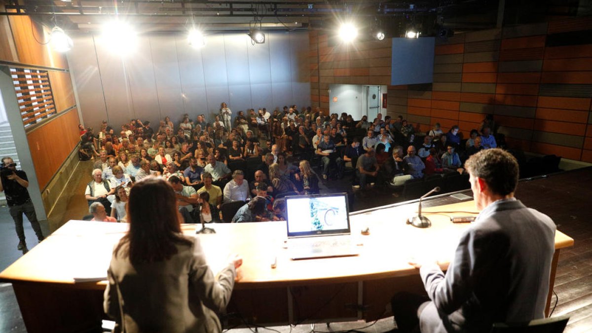 La sala estava plena de gom a gom