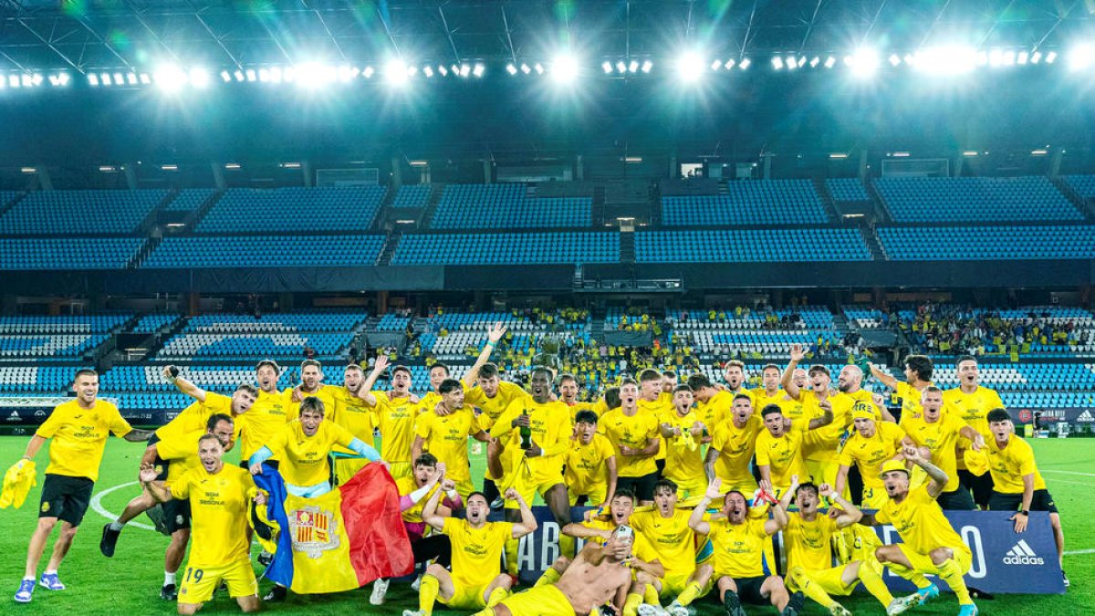 Iker, a l'esquerra, celebra l'ascens amb la tricolor.