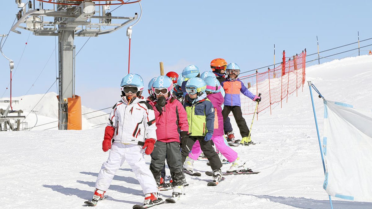 Un grup de l'escola de neu.