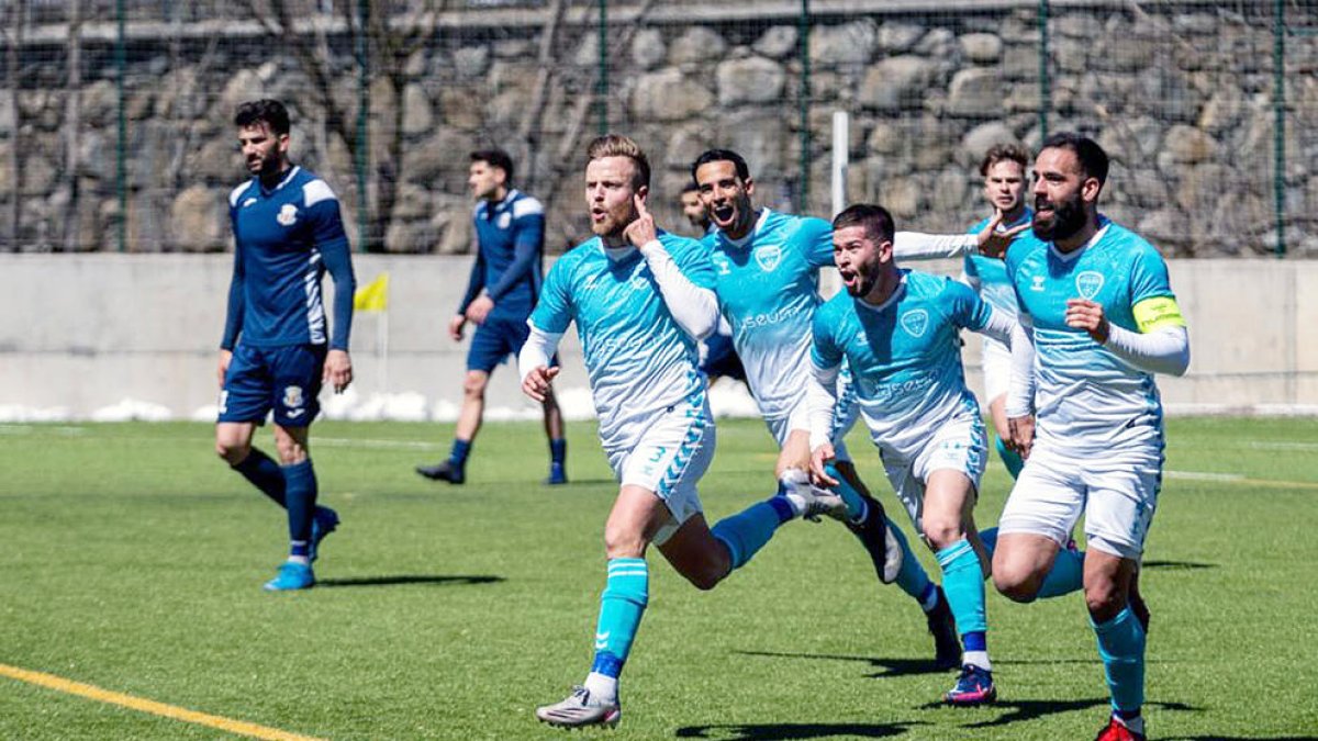 Aleix Cisteró celebra amb efusivitat el gol que donava la classificació a l'Atlètic.