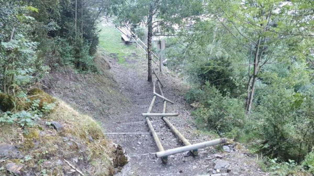 Tanques per terra a un camí lauredià.