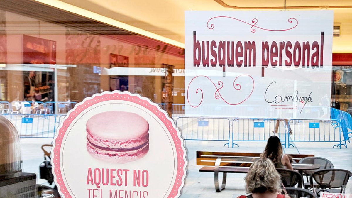 Un cartell de cerca de personal en un restaurant l'estiu passat.