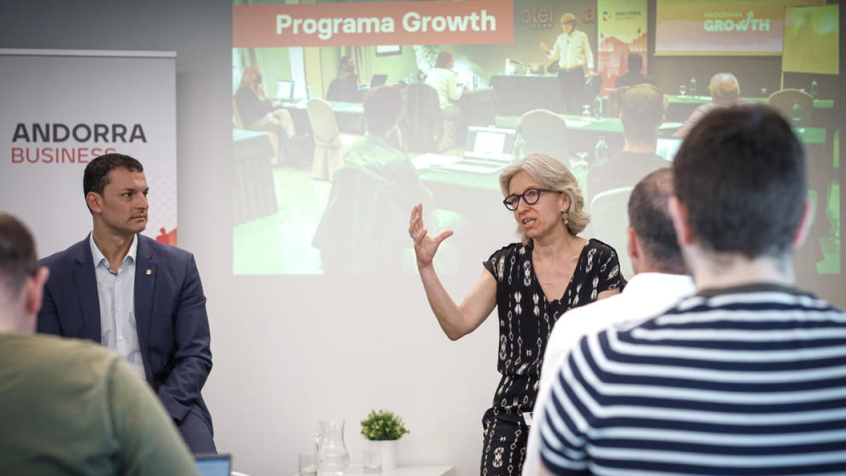 El ministre Gallardo durant la presentació a Andorra Business.