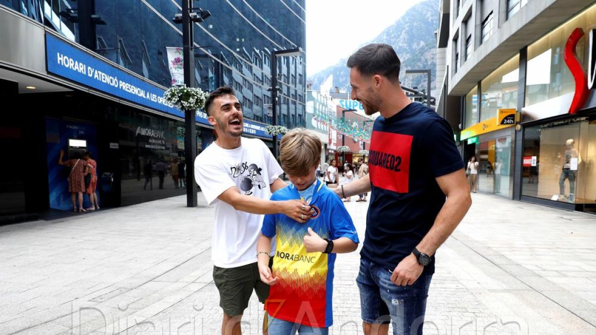 Pampín i Vidal han regalat a un infant que els hi ha demanat durant la presentació