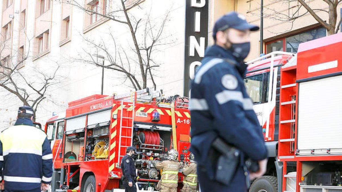 El cos de bombers durant una actuació al centre de la capital.