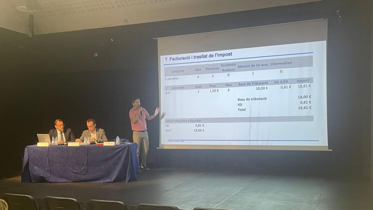 Ruben Ponce explicant com emetre una factura