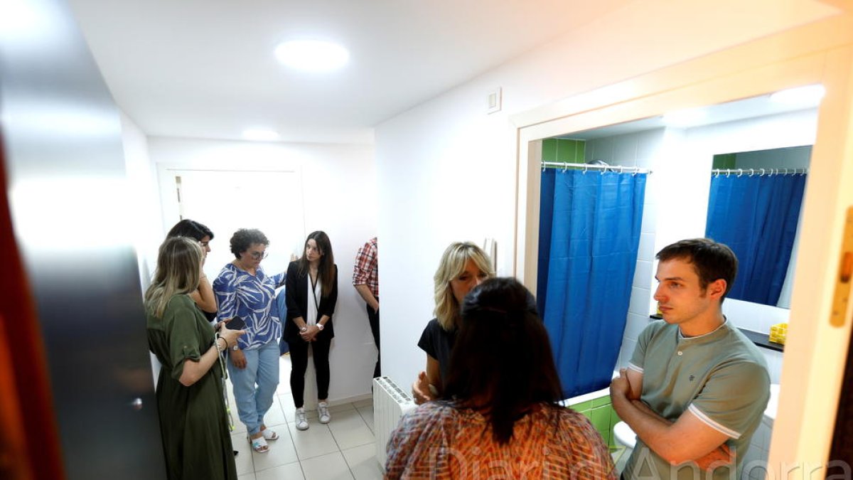 La ministra Pallarés al pis on es farà la formació als joves