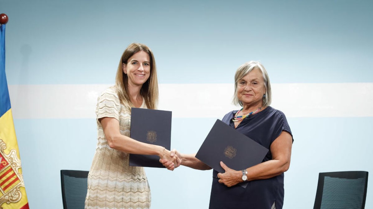Signatura del conveni amb l'IEC
