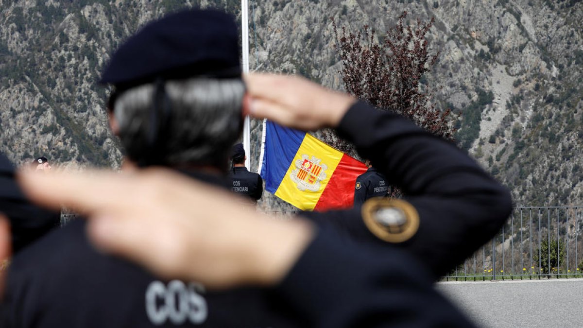 Jurament de nous agents del centre penitenciari.